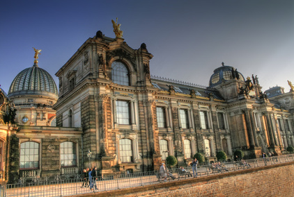 Museumsstadt - die Kunstakademie an der Brühlschen Terrasse, vorn rechts die Mauer der Festung Dresden