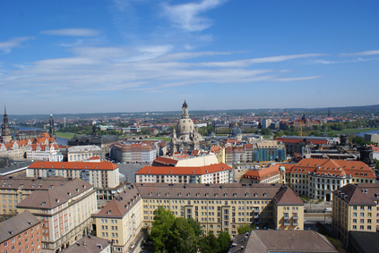 Museumsstadt - Innenstadt vom Rathaustum aus mit der Altmarktbebauung der 1950er Jahre, in der Bildmitte die Frauenkirche, ganz links der Hausmannsturm des Residenzschlosses und rechts von diesem der Turm der Kathedrale Ss. Trinitatis (ehemalige Katholische Hofkirche), rechts unten das Landhaus (Stadtmuseum und Städtische Galerie)