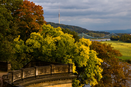 Loschwitz - Herbststimmung mit Laubfärbung, Blick von der Terrasse von Schloss Albrechtsberg zum Dresdner Elbhang mit der Elbbrücke Blaues Wunder und dem Dresdner Fernsehturm in Oberwachwitz