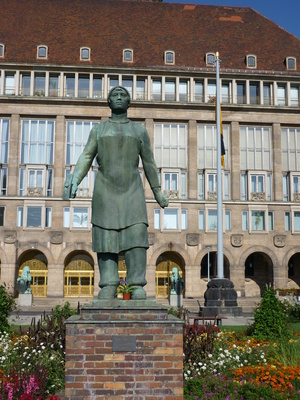 Skulpturenrundgang Dresden - die Trümmerfrau von Walter Reinhold vor dem Rathaus zu Dresden