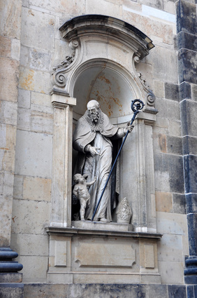 Skulpturenrundgang Dresden - Kathedrale Ss. Trinitatis - Skulptur St. Augustinus an der Hochaltarseite zum Residenzschloss hin