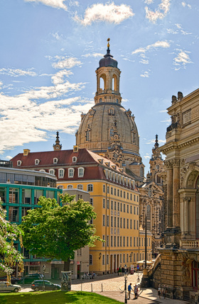 Vorschläge für Ihre Programmgestaltung - die Frauenkiche vom Georg-Treu-Platz aus, rechts die Fassade der Kunstakademie