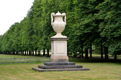 Vorschläge für Ihre Programmgestaltung - Schmuckvase auf der Maillebahn Richtung Dresden-Hosterwitz im Schlosspark Dresden-Pillnitz