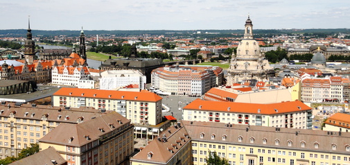 Gästeführer Dresden - Blick vom Rathausturm über die Wilsdruffer Straße zum Neumarkt mit der Frauenkirche, jenseits der Elbe die Neustadt, links der Hausmannsturm des Residenzschlosses, daneben Richtung Mitte die Kathedrale Ss. Trinitatis (ehemalige Katholische Hofkirche)