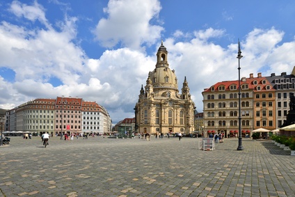 Literaten Dresden - Neumarkt mit Fassadenrekonstruktionen barocker Bürgerhäuser und die Frauenkirche in der Mitte von Süden
