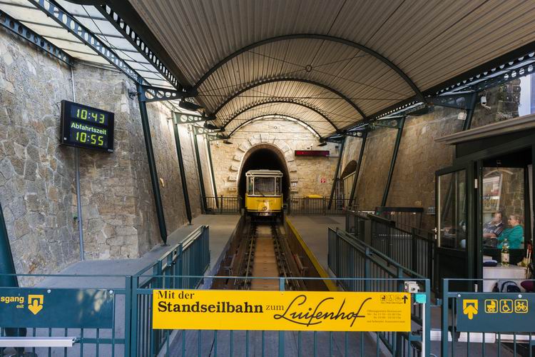 Loschwitz -die Talstation der Standseilbahn zum Weißen Hirsch am Körnerplatz in Dresden-Loschwitz