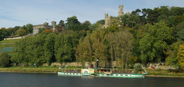 Blick über die Elbe vom Elbufer in Blasewitz aus zu den Elbschlössern am Dresdner Elbhang, auf der Elbe ein Dampfer der Weißen Flotte Dresden, links oben das Lingnerschloss (Villa Stockhausen), rechts oben Schloss Eckberg