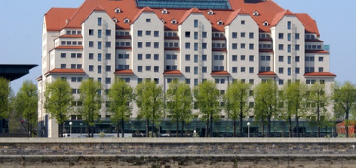 Das Maritim-Hotel, der ehemalige Städtische Speicher von Stadtbaurat Hans Erlwein am Alstädter Elbufer vom Elbufer in der Inneren Neustadt aus