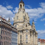 Die Frauenkirche am Neumarkt mit Fassadenrekonstruktionen barocker Bürgerhäuser