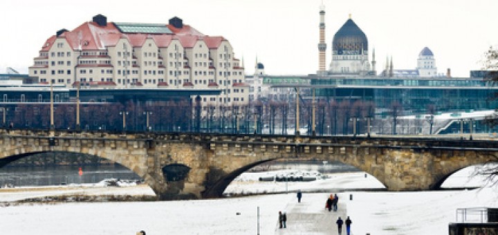 Blick von der Augustusbrücke zur Marienbrücke mit verschneiter Winterlandschaft, links das Maritim-Hotel, rechts in der Mitte die Yenidze, rechts hinten die Hafenmühle am Alberthafen