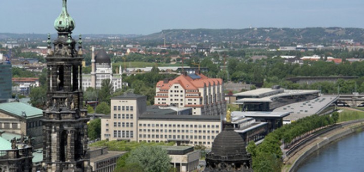 Blick von der Laterne auf der Kuppel der Frauenkirche nach Westen, links der Turm der Kathedrale, rechts daneben das Bühnenhaus der Semperoper, rechts der Turm des Neuen Ständehauses, in der Mitte der Gebäudekomplex des Sächsischen Landtages, dahinter das Maritim-Hotel, im Hintergrund oben der Lößnitzhang über Radebeul