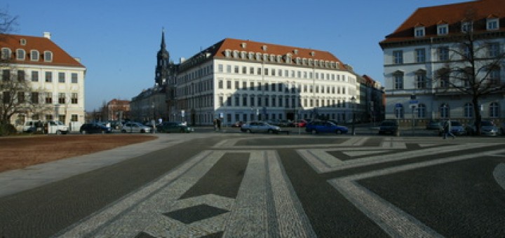 Blick vom Palaisplatz vor dem Japanischen Palais zur Königstraße in der Inneren Neustadt, im Hintergrund der Turm der Dreikönigskirche an der Hauptstraße