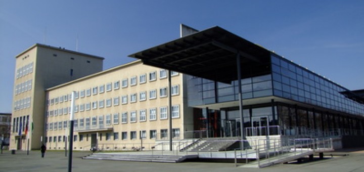 Das Gebäude des Sächsischen Landtages am Altstädter Elbufer, rechts der Plenarsaal von Peter Kulka