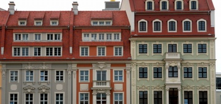 Fassadenrekonstruktionen barocker Bürgerhäuser am Neumarkt zu Dresden, dahinter die Skulptur Fama auf der Kuppel des Ausstellungsgebäudes der Kunstakademie