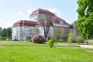 Thematische Führungen in Dresden - Wiederaufbau ab 1945 - das Schauspielhaus an der Ostra-Allee