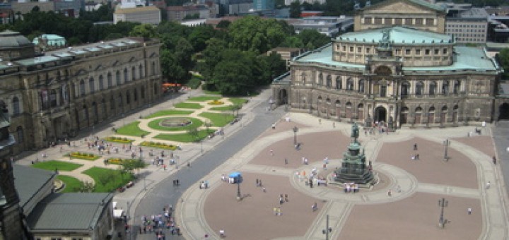 Blick vom Turm der Kathedrale nach Westen, links die Schinkelwache amTheaterplatz, dahinter die Sempergalerie, rechts die Semperoper und das Denkmal für König Johann auf dem Theaterplatz, hinten in der Mitte die Yenidze