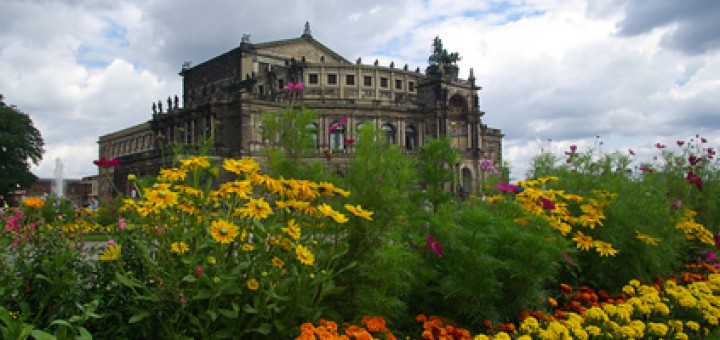 Die Semperoper am Theaterplatz mit Frühlings-Blumenbeet an der Sophienstraße