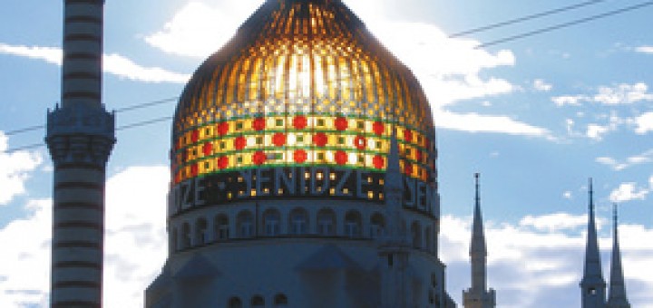 Die ehemalige Zigarettenfabrik Yenidze mit erleuchteter Glaskuppel