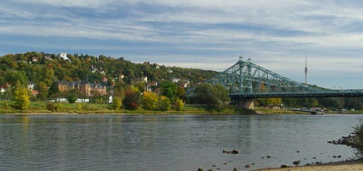 Blick vom Elbufer in Blasewitz über die Elbe, links oben Oberloschwitz mit der Bergstation der Schwebebahn, rechts die Loschwitzer Elbbrücke Blaues Wunder, hinten rechts der Dresdner Fernsehturm in Oberwachwitz am Dresdner Elbhang