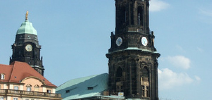 Die Kreuzkirche am Altmarkt zu Dresden, links hinten der Turm des neuen Rathauses