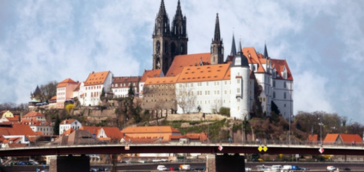 Meißen Altstadtansicht über die Elbe von Nordosten, in der Mitte die Meißner Elbbrücke, in der Mitte oben der Meißner Dom, rechts das Bischofsschloss mit Rundturm, ganz rechts die Albrechtsburg, links oben die Domherrenhäuser auf dem Burg- und Domberg