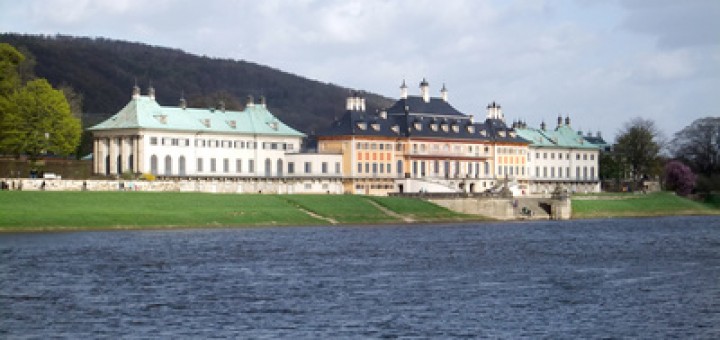 Schloss Pillnitz, Wasserpalais, von einem Elbdampfer aus, dahinter der Borsberg