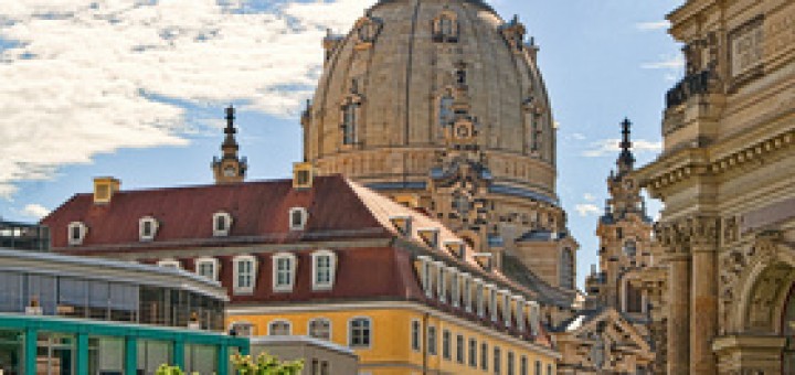 Blick zu Frauenkirche von der Brühlschen Terrasse aus über den Georg-Treuplatz, in der Mitte das Coselpalais am Neumarkt, rechts Teil der Fassade der Kunstakademie