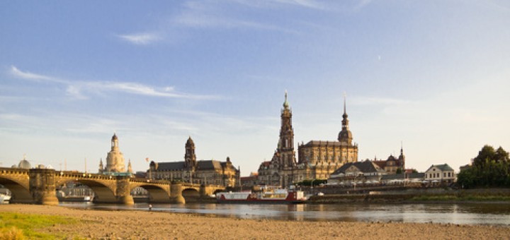 Dresden, Altstadtansicht vom Neustädter Elbufer aus (Canalettoblick) mit Frauenkirche, Augustusbrücke, Neuem Städehaus, Kathedrale (ehemalige Katholische Hofkirche) und dem Hausmannsturm des Residenzschlosses