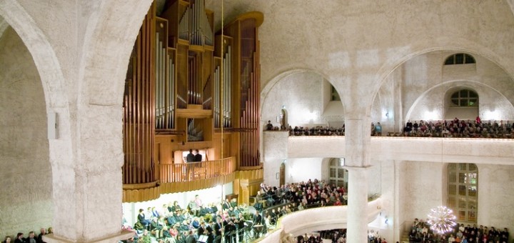 Die Kreuzkirche zu Dresden, Innenraum, Blick zur Chrorempore und der Jehmlich-Orgel