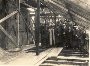 Altenzeller Straße 44 beim Wideraufbau nach 1945, Arbeiter der Zwingerbauhütte Dresden und Prof. Dr. Eberhard Hempel