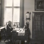 Elisabeth Susanna Hempel um 1965 in ihrem Zimmer auf der Altenzeller Straße 44 am Schreibtisch