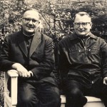 Pater Rektor Andreas Huber, OMI, und Pfarrer Pater Alfred Reichmann, OMI, im Garten der Altenzeller Straße 44, Aufnahme um 1965 von Prof. Eberhard Hempel