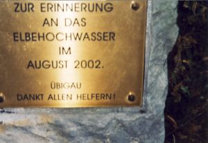 Altmickten-Altuebigau - Erinnerungstafel an das "Jahrhunderthochwasser" im August 2002 in Altübigau